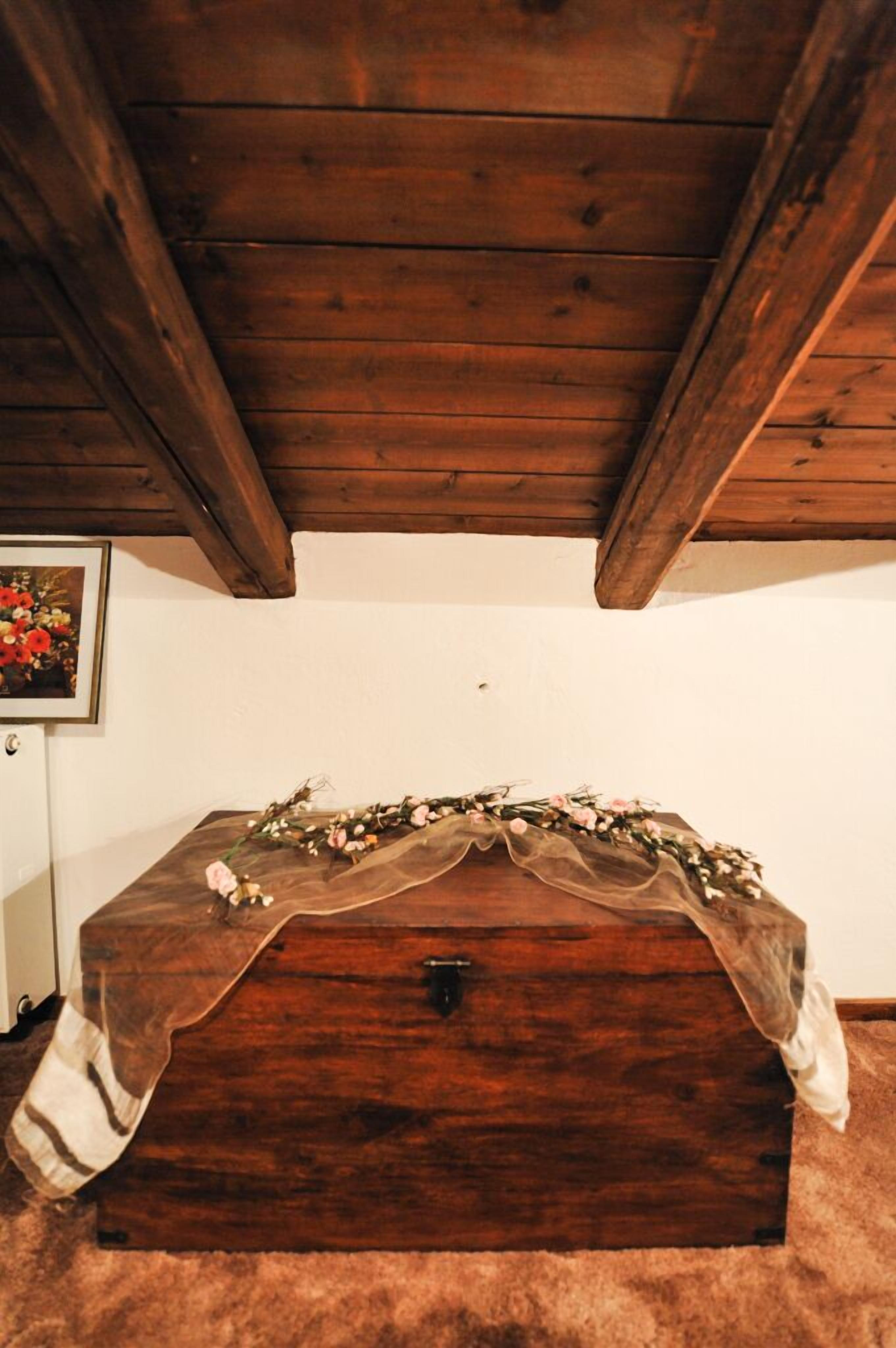 family room, fireplace | room amenity