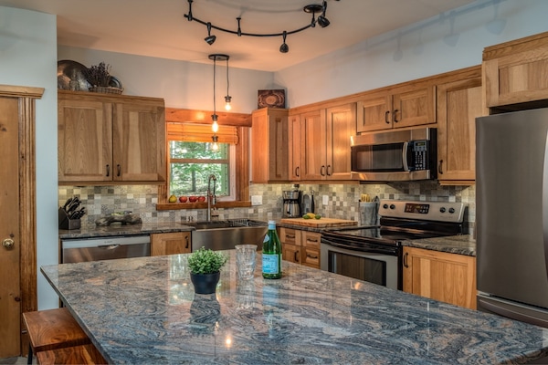 Boise 160-6 | Private kitchen | Full-size fridge, microwave, oven, stovetop