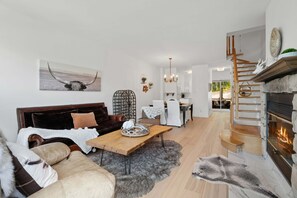 Boise 154-05 | Living area | Flat-screen TV, DVD player
