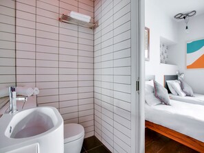 Standard Twin Room | Bathroom - Fab Guest House (Brighton)