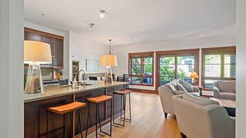 Etoile du matin 1500-4, 2 Bedrooms | Living area | 40-inch flat-screen TV with cable channels, TV, fireplace