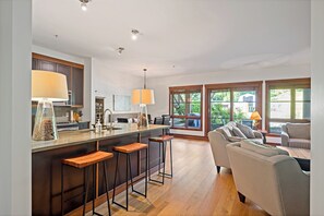 Etoile du matin 1500-4, 2 Bedrooms | Living area | 40-inch flat-screen TV with cable channels, TV, fireplace - Etoile du Matin - RVMT (Mont-Tremblant)