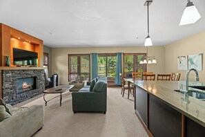 Etoile du matin 1520-09 , 2 Bedrooms | Living area | 40-inch flat-screen TV with cable channels, TV - Etoile du Matin - RVMT (Mont-Tremblant)