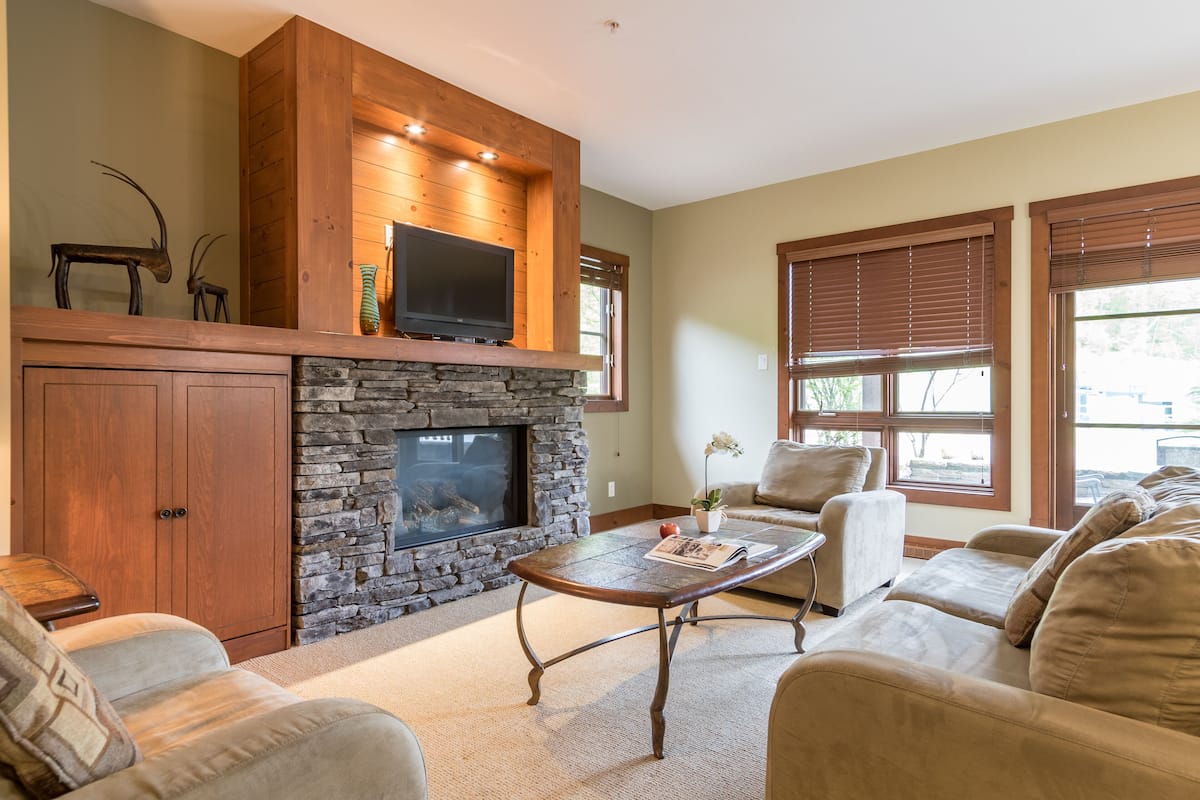 Etoile du matin 1520-09 , 2 Bedrooms | Living room | 40-inch flat-screen TV with cable channels, TV, fireplace