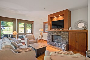 Etoile du matin 1500-4, 2 Bedrooms | Living area