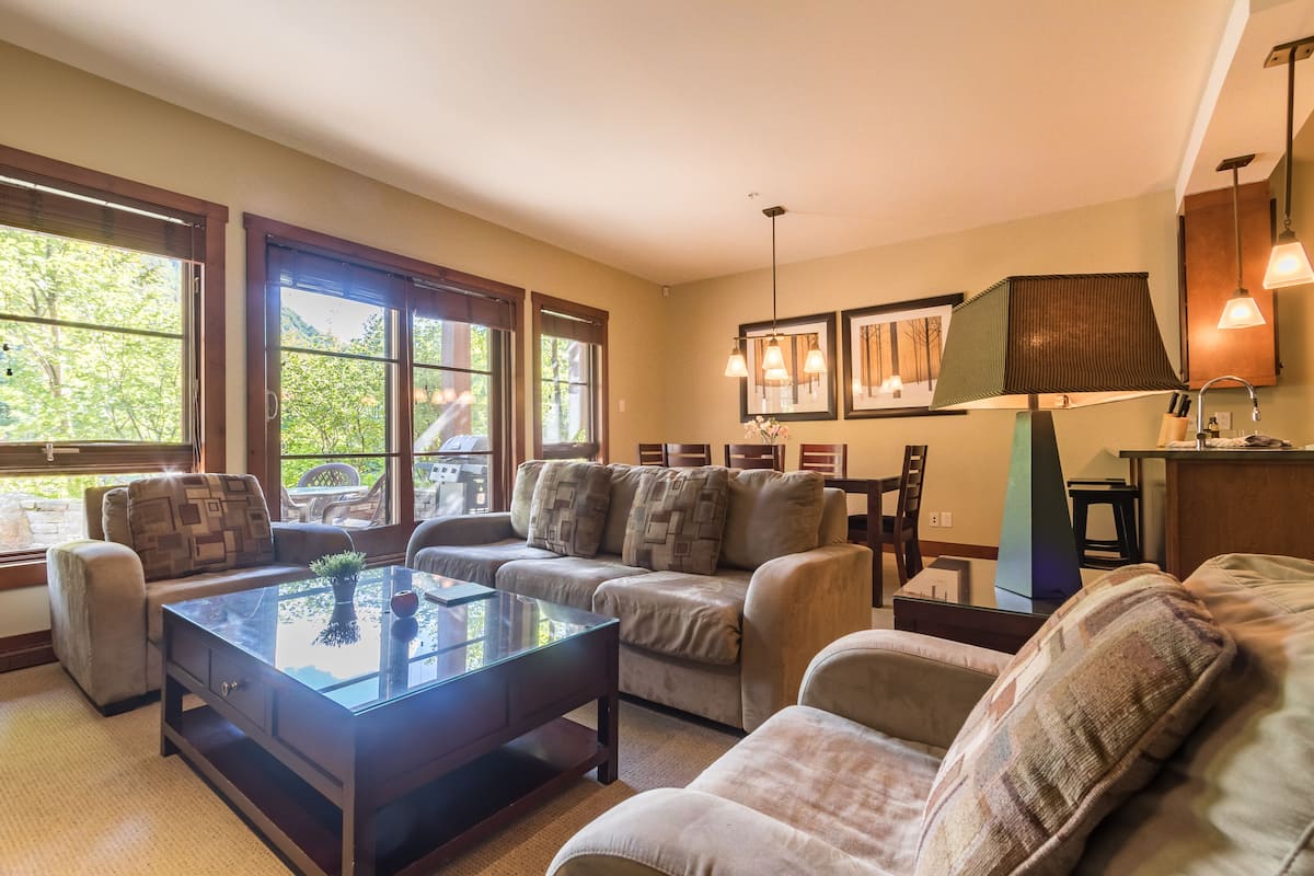 Etoile du matin 1510-17 , 2 Bedrooms | Living room | 40-inch flat-screen TV with cable channels, TV, fireplace