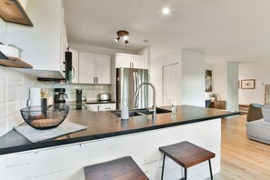 Haut Bois 197-3, 2 Bedrooms | Private kitchen | Fridge, microwave, oven, stovetop