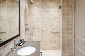 Deluxe Room (Top Floor) | Bathroom - Hôtel Saint-Louis Marais (Paris)