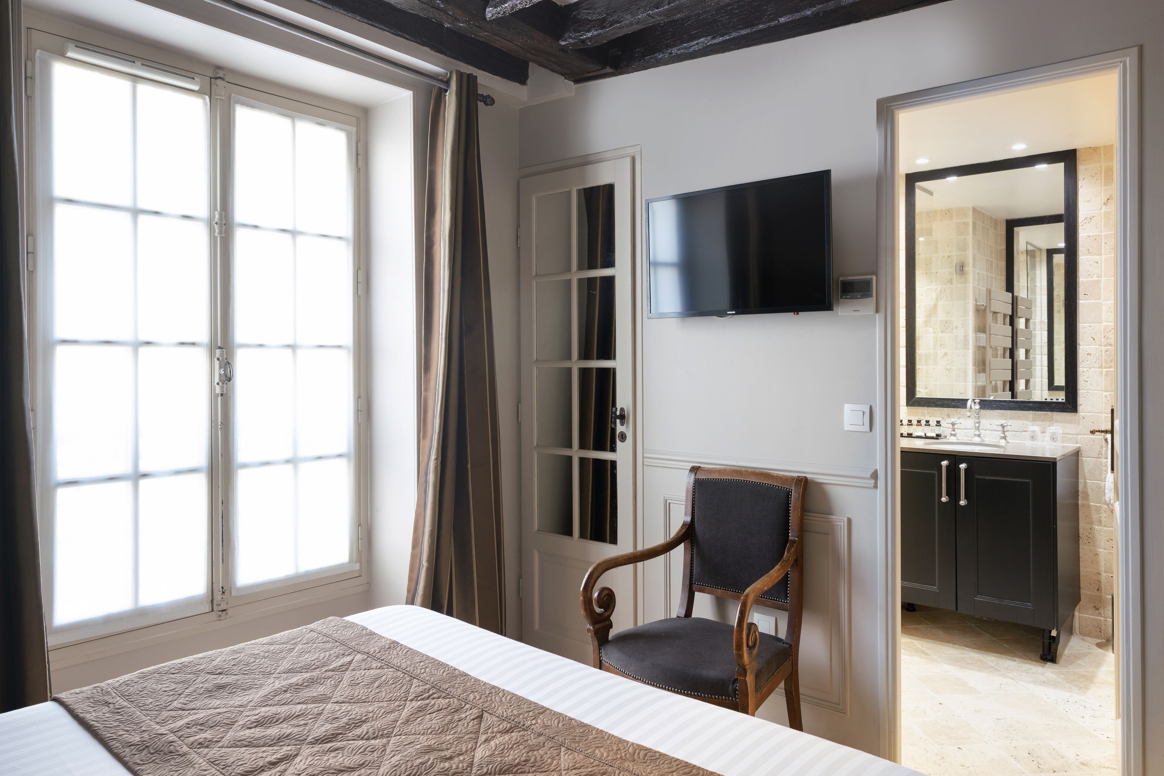 superior double or twin room | minibar, in-room safe, desk, blackout curtains