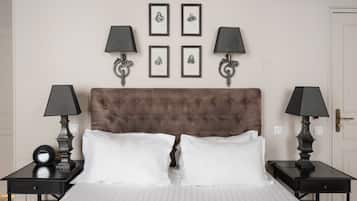Minibar, coffres-forts dans les chambres, bureau, rideaux occultants