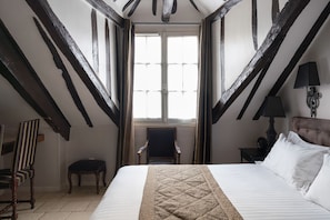 Deluxe Room (Top Floor) | Minibar, in-room safe, desk, blackout curtains