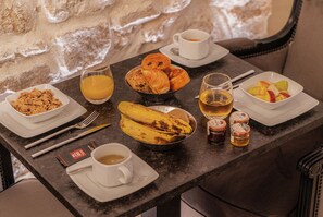 Frokostbuffé hver dag (mot et tillegg)