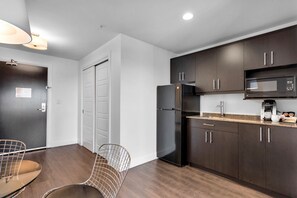 Junior Studio | Private kitchen | Mini-fridge, microwave, coffee/tea maker - Hôtel Shediac (Shediac)