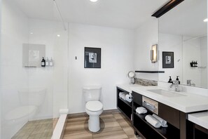 Junior-Studio | Badezimmer | Duschwanne, kostenlose Toilettenartikel, Haartrockner, Handtücher