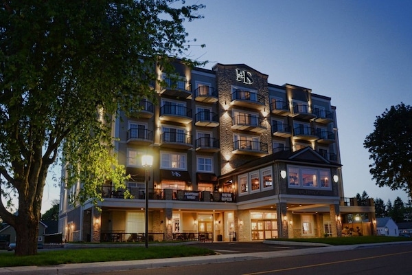 Mặt tiền nơi lưu trú - ban đêm