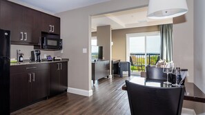Junior Studio | Living area | 40-inch flat-screen TV with cable channels, TV