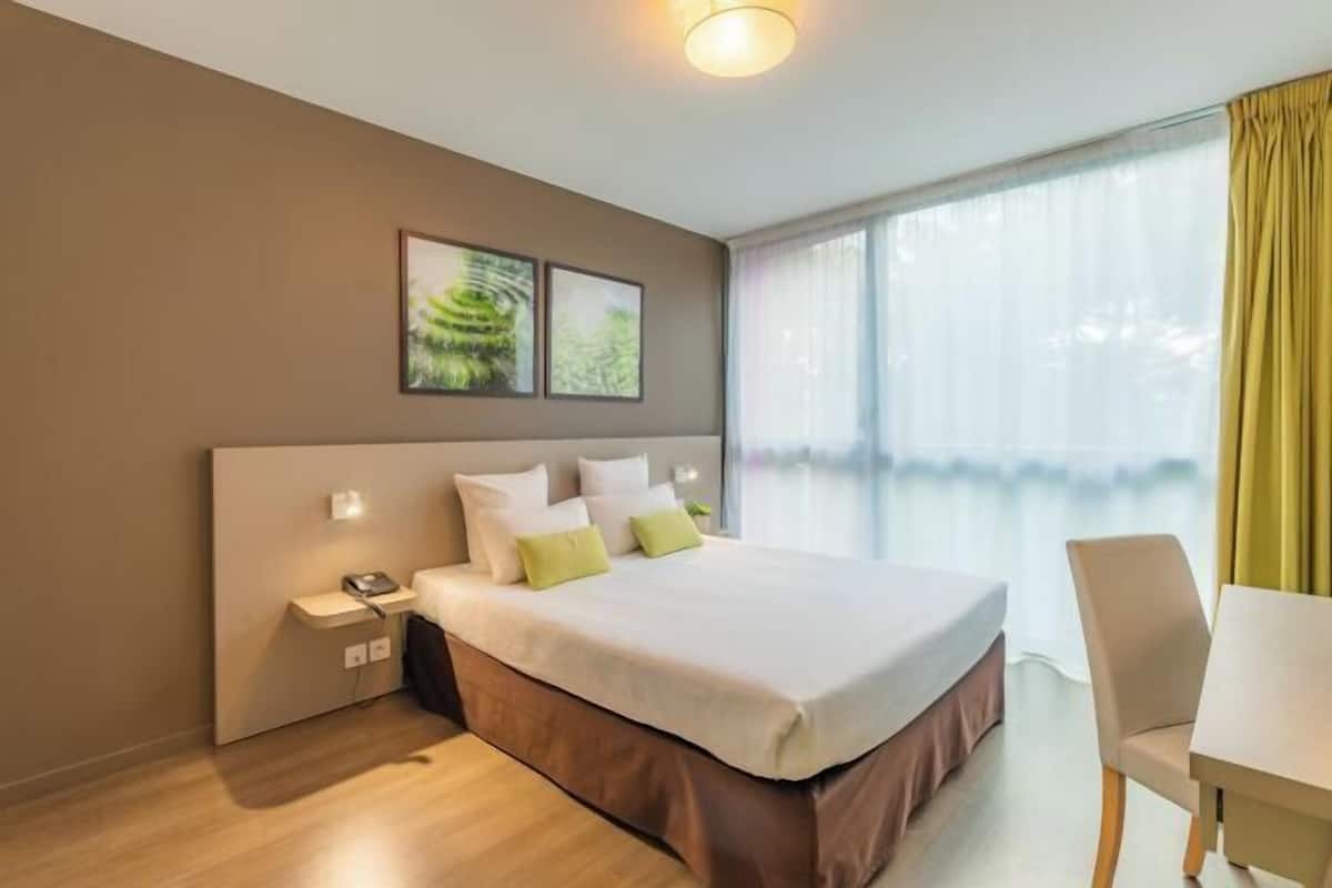 In-room safe, desk, iron/ironing board (on request), WiFi (free)