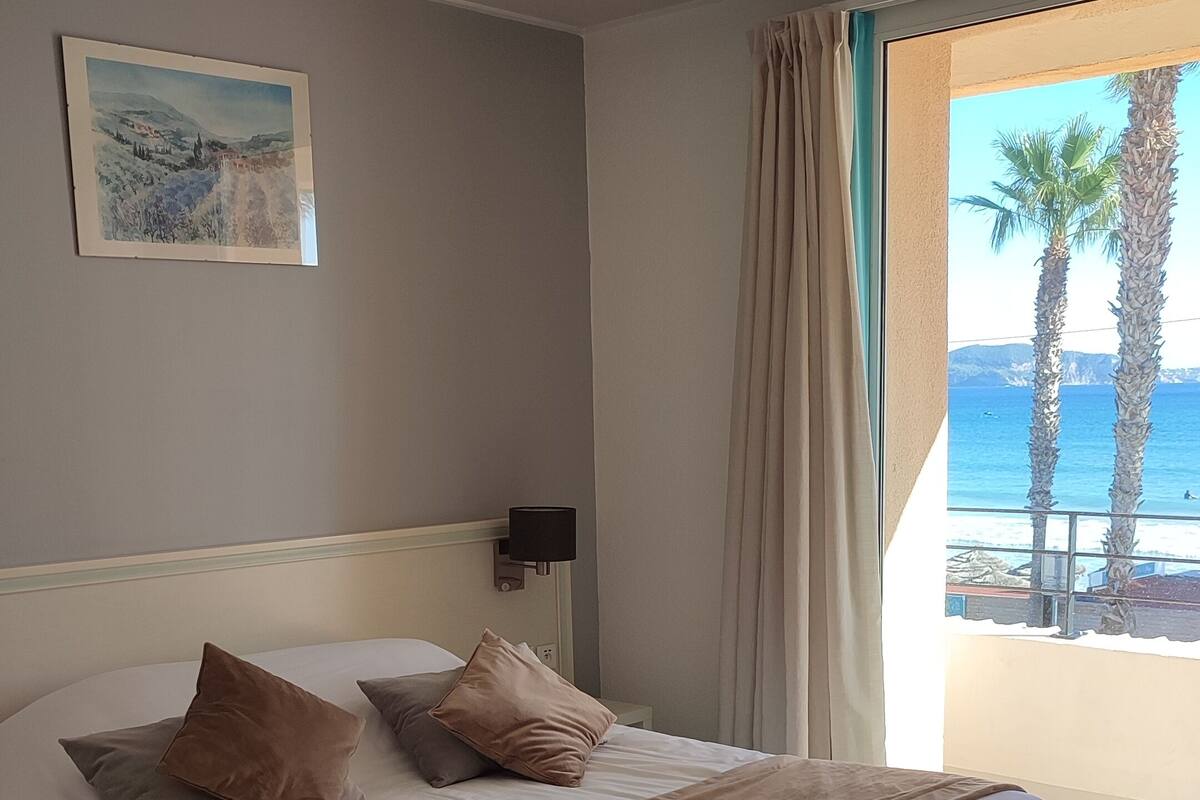 Comfort Room, Sea View | Minibar, in-room safe, desk, blackout drapes