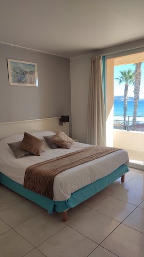 Habitación Confort, vista al mar | Minibar, caja de seguridad en la habitación y escritorio