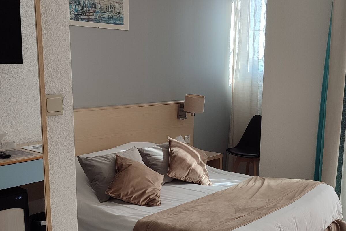 Economy Room, Sea View | Minibar, in-room safe, desk, blackout drapes