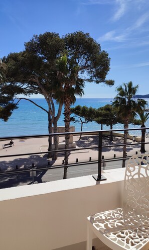Comfort Room, Sea View | Minibar, in-room safe, desk, blackout drapes - Hôtel Miramar (La Ciotat)