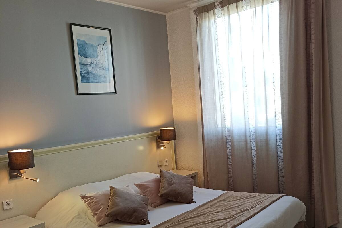 Classic Room, 1 Double Bed, Courtyard View | Minibar, in-room safe, desk, blackout drapes