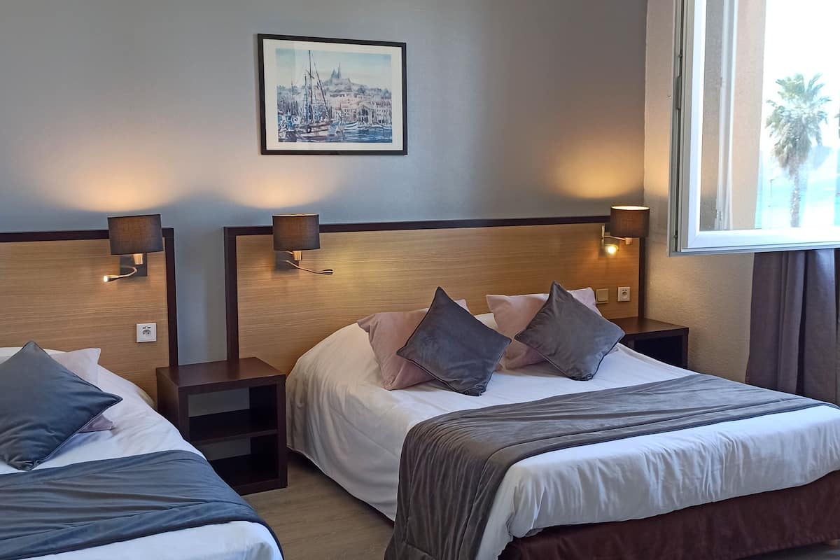 Dreibettzimmer, Blick auf den Innenhof | 1 Schlafzimmer, Minibar, Zimmersafe, Schreibtisch