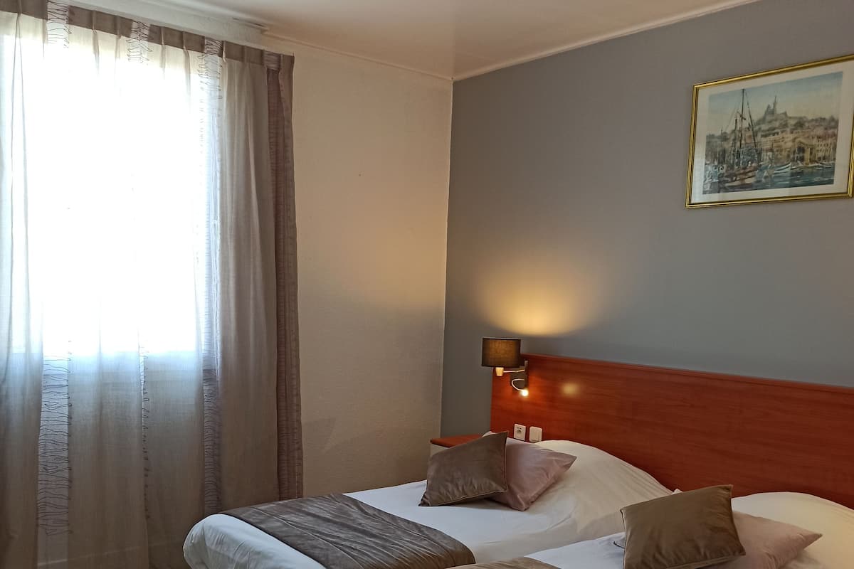 Classic-Zweibettzimmer, 2 Einzelbetten, Blick auf den Innenhof | 1 Schlafzimmer, Minibar, Zimmersafe, Schreibtisch