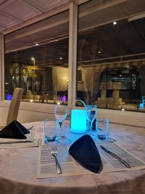 Breakfast and dinner served - Hôtel Miramar (La Ciotat)