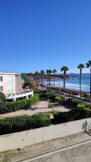 Triple Room, Courtyard View | Courtyard view - Hôtel Miramar (La Ciotat)