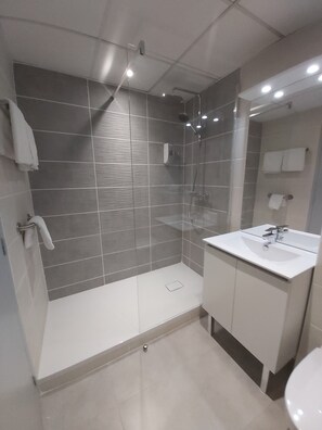 Free toiletries, hair dryer, towels - Hôtel Miramar (La Ciotat)