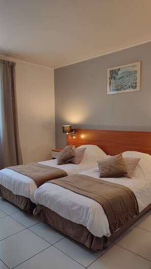 Classic Twin Room, 2 Single Beds, Courtyard View | Minibar, in-room safe, desk, blackout curtains - Hôtel Miramar (La Ciotat)