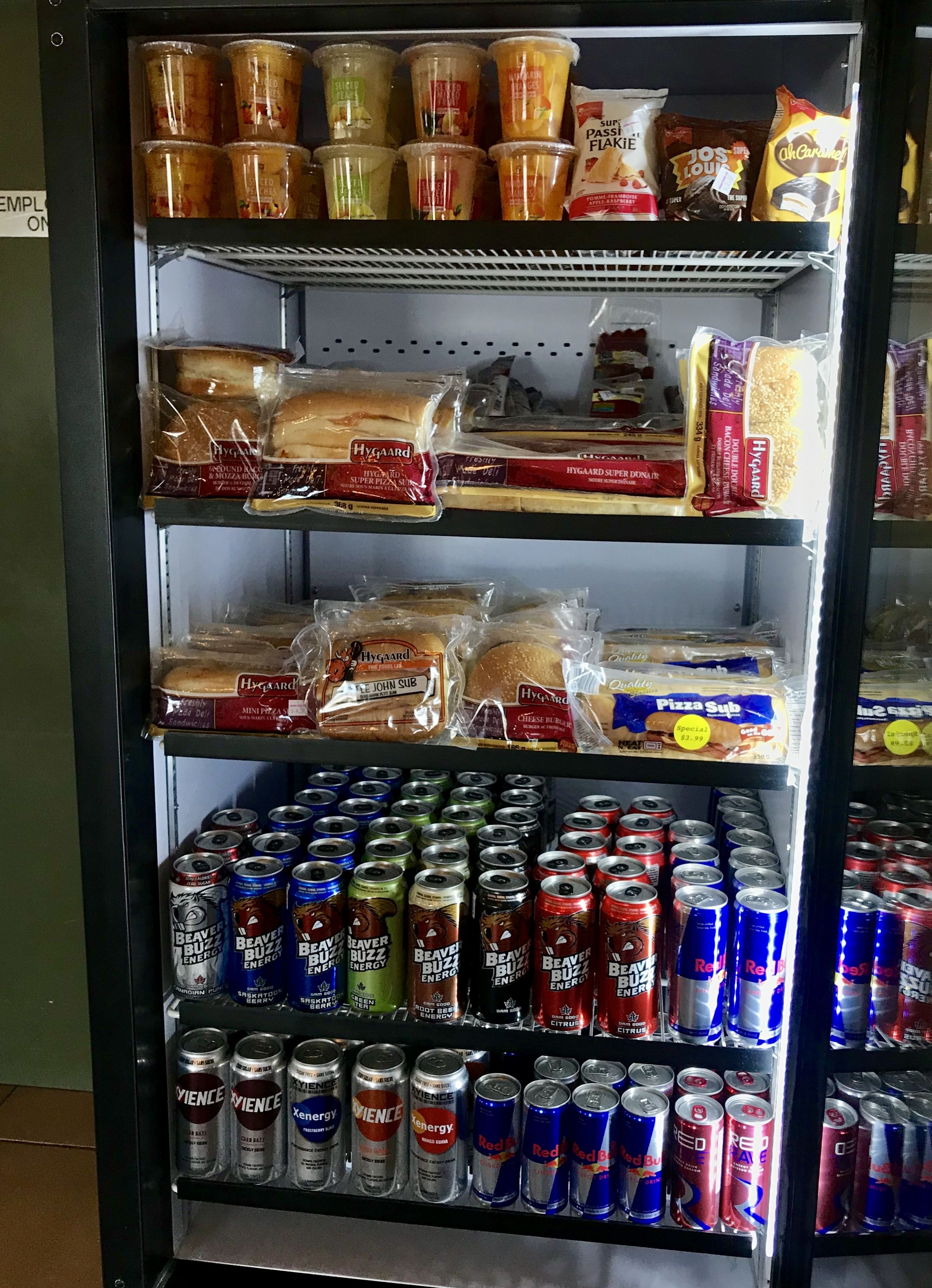Un refrigerador exhibe una variedad de alimentos y bebidas.
