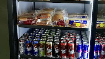 Un refrigerador exhibe una variedad de alimentos y bebidas.