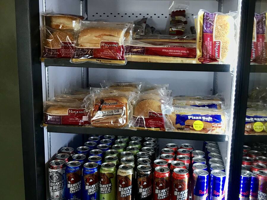 Un refrigerador exhibe una variedad de alimentos y bebidas.