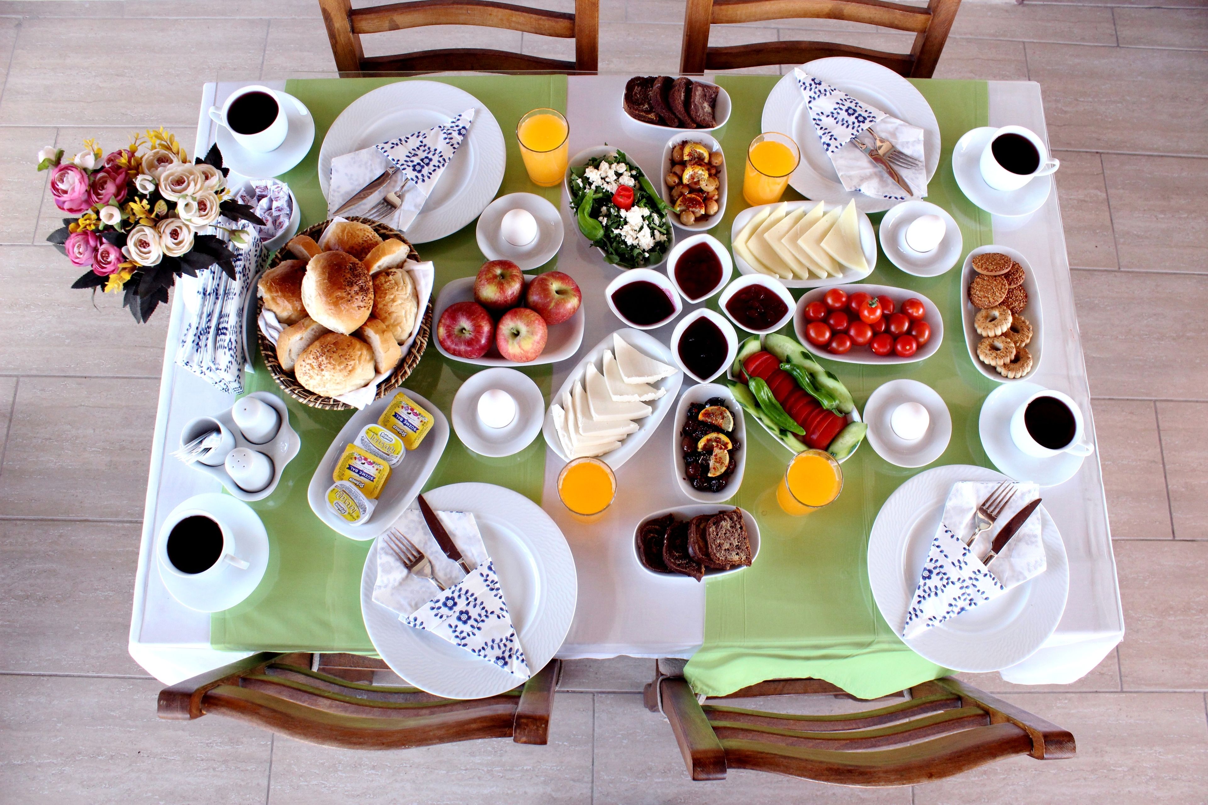 Sarapan prasmanan setiap hari (EUR 5 per orang)