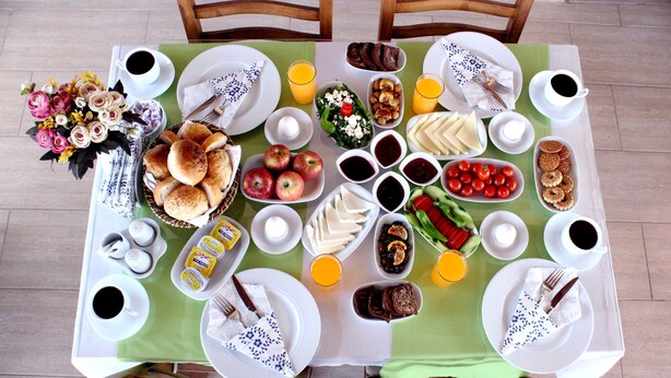 Ein Frühstückstisch mit verschiedenen Speisen und Getränken.