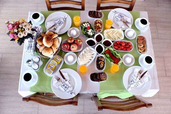 อาหารเช้าแบบบุฟเฟ่ต์ทุกวัน (EUR 5 ต่อคน)