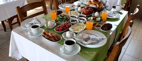 Tägliches Frühstücksbuffet (5 EUR pro Person)