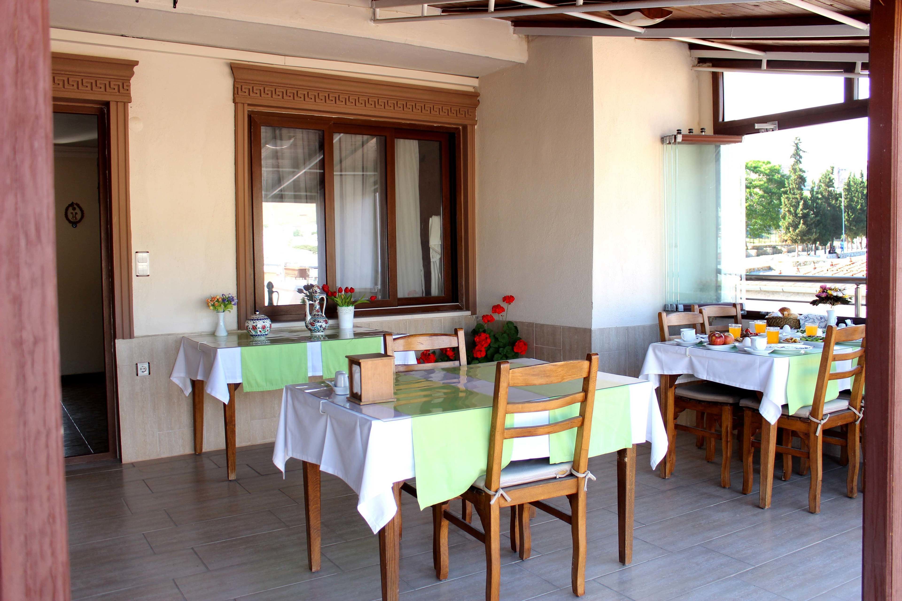 Kamar Triple | Tempat makan outdoor