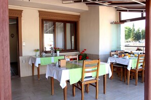 ห้องทริปเปิล | รับประทานอาหารกลางแจ้ง