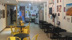 Lobby sitting area - Mercury Backpackers' Hostel (Singapore)