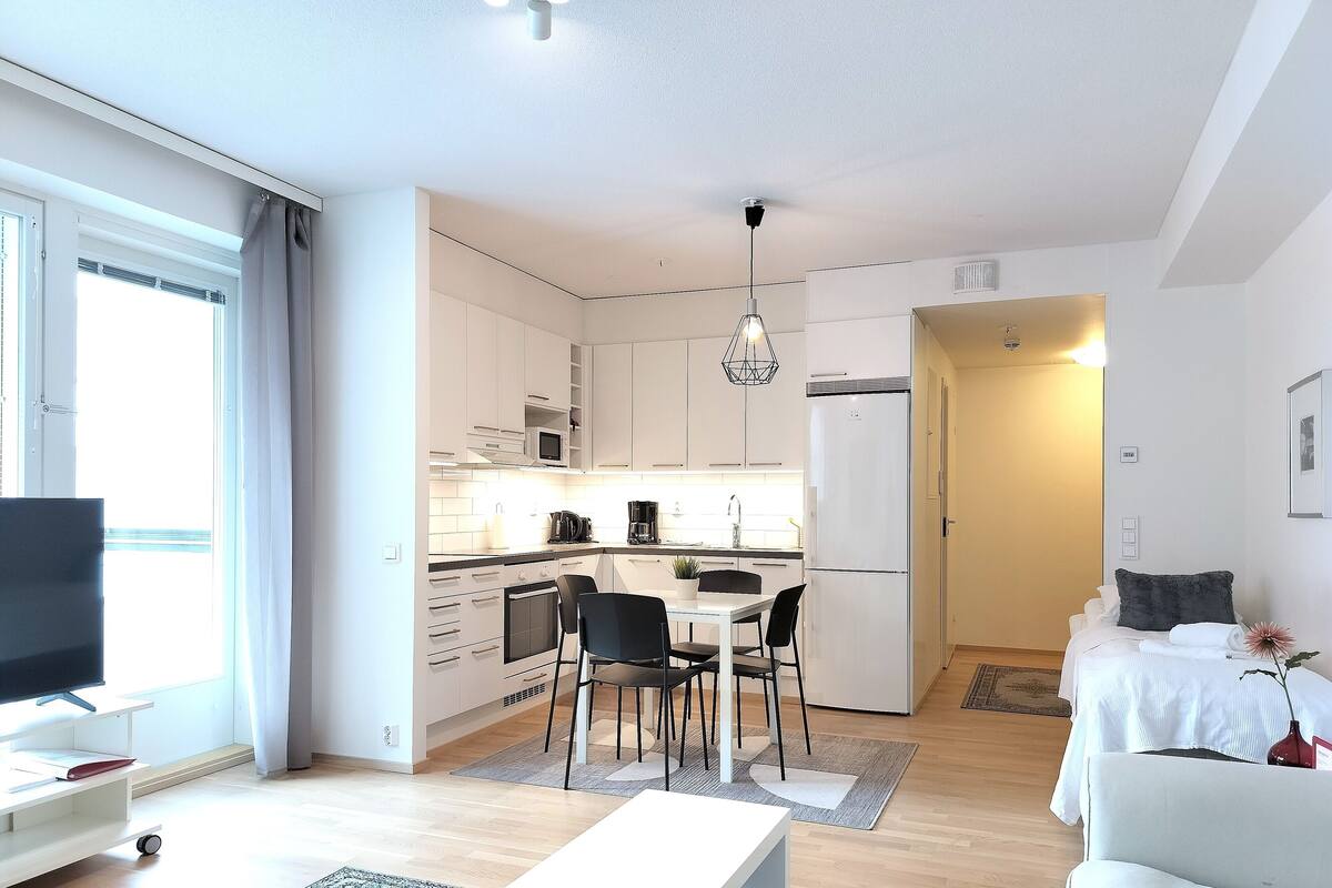 Un appartement moderne comprenant une cuisine, un coin repas et un salon.