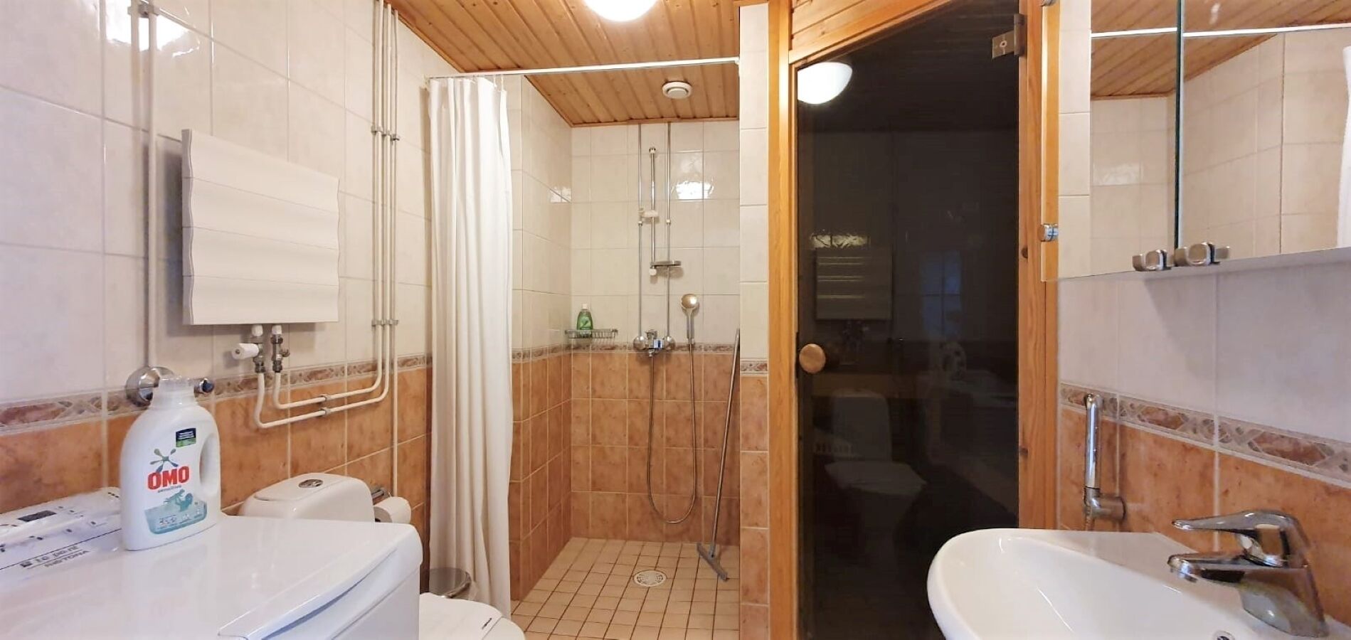Un baño con ducha, inodoro y lavamanos.