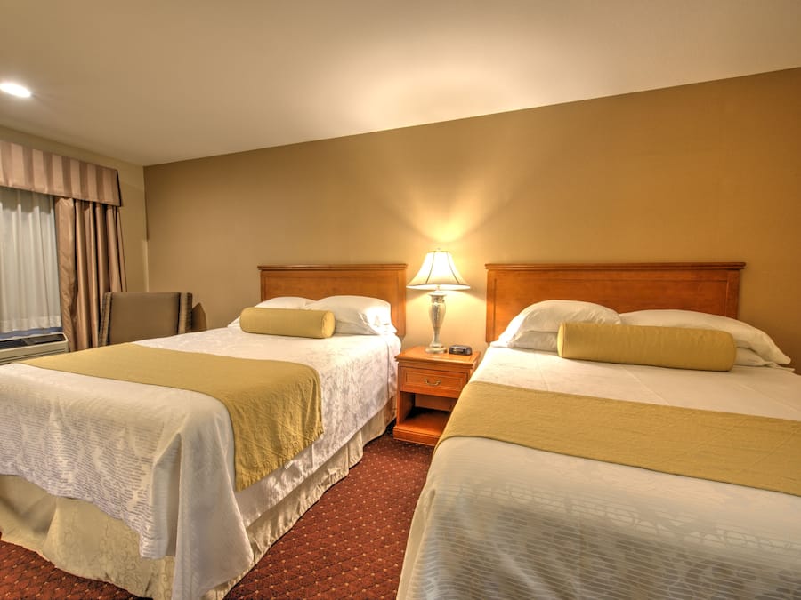 Quarto standard, 2 camas Queen | Roupas de cama premium, camas com colchões pillow-top, escrivaninha