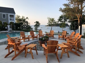 Seasonal outdoor pool, pool umbrellas, pool loungers - Bar Harbor Inn (Bar Harbor)