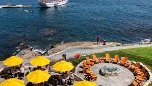 Un restaurante frente al mar con terraza y vistas al océano.