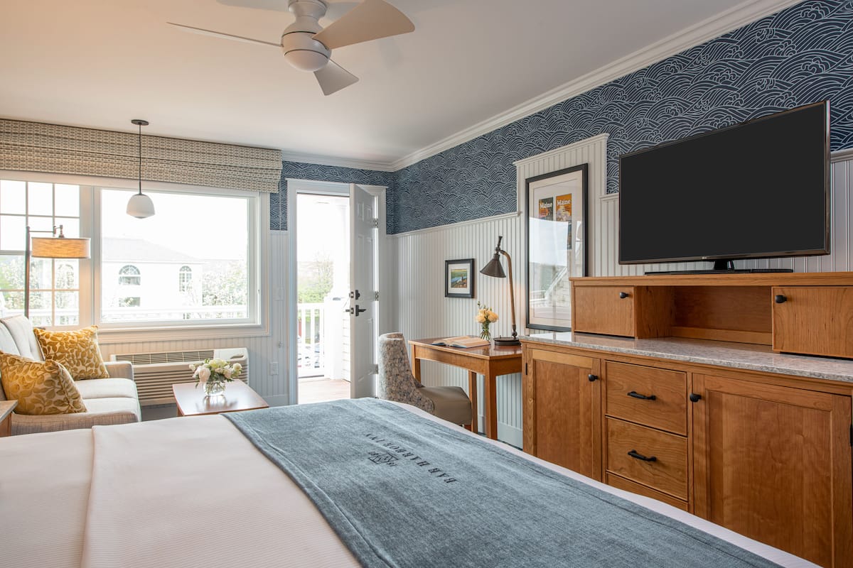 King, Grounds View | In-room safe, blackout drapes, iron/ironing board, free WiFi