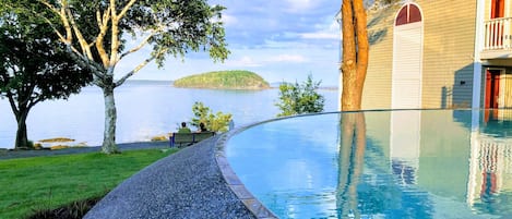 Una piscina al aire libre de temporada, sombrillas