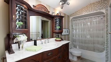 2010 Room | Bathroom | Free toiletries, hair dryer, bathrobes, slippers